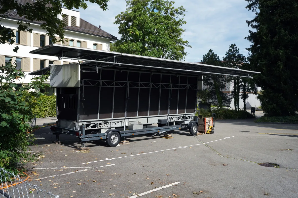 Eine Bühne auf einem Wagen.